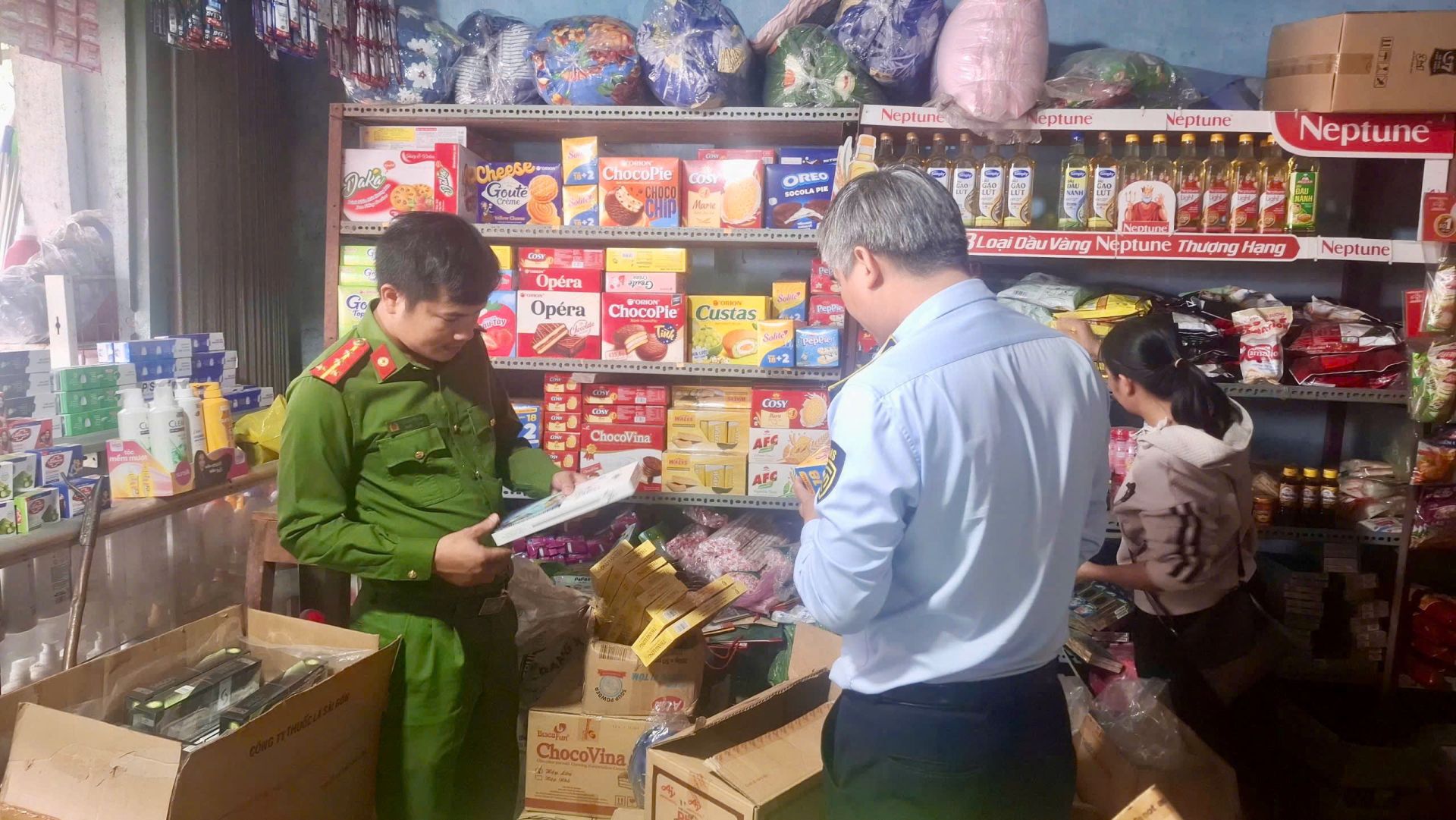 Lực lượng thuộc Đội QLTT số 3 phối hợp với lực lượng chức năng kiểm tra hàng hóa tại cơ sở kinh doanh trên địa bàn Lực lượng thuộc Đội QLTT số 3 phối hợp với lực lượng chức năng kiểm tra hàng hóa tại cơ sở kinh doanh trên địa bàn