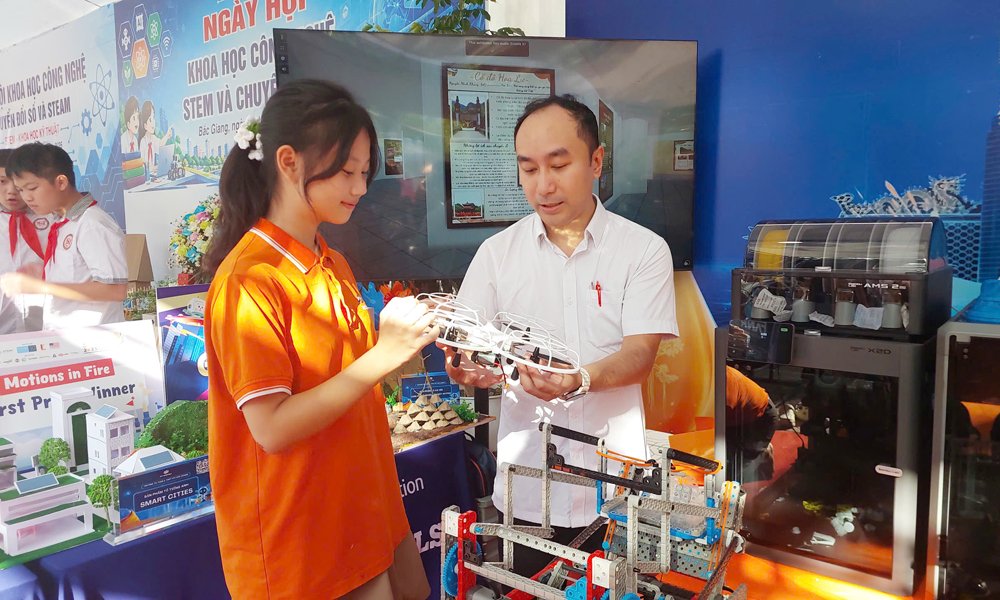 Gi&aacute;o vi&ecirc;n Trường Tiểu học, Trung học cơ sở v&agrave; Trung học phổ th&ocirc;ng FPT Bắc Giang hướng dẫn học sinh điều khiển thiết bị bay kh&ocirc;ng người l&aacute;i (drone).