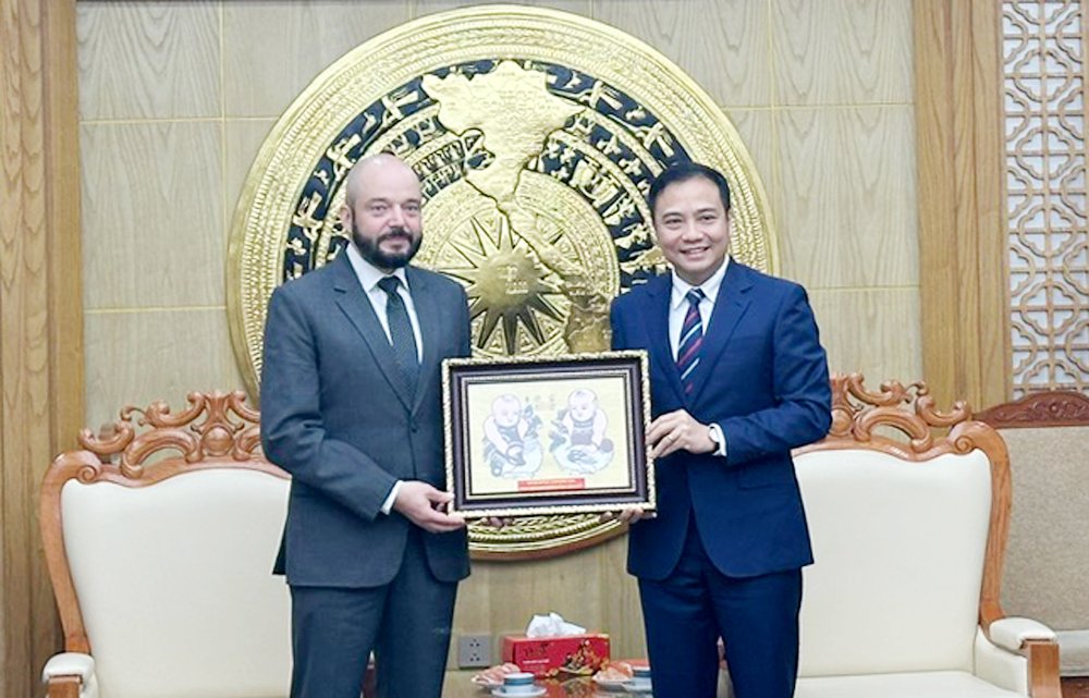 Đồng ch&iacute; Đ&agrave;o Thanh Trường trao qu&agrave; lưu niệm cho &ocirc;ng Stefan Mentschel