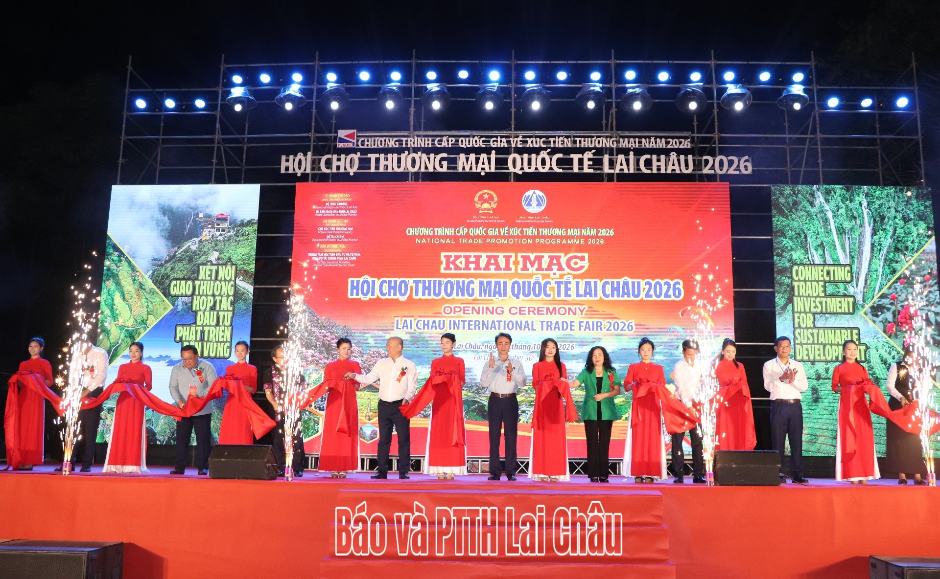 Các đại biểu cắt băng, mở màn chuỗi hoạt động xúc tiến thương mại tại Lai Châu. Các đại biểu cắt băng, mở màn chuỗi hoạt động xúc tiến thương mại tại Lai Châu.