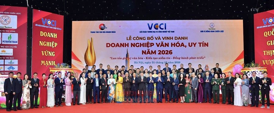 BTC và lãnh đạo VCCI chụp ảnh lưu niệm với các DN được vinh danh. Ảnh: Lâm Vy BTC và lãnh đạo VCCI chụp ảnh lưu niệm với các DN được vinh danh. Ảnh: Lâm Vy