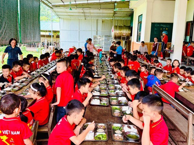 Nghệ An tăng cường kiểm soát an toàn thực phẩm trong trường học. Nghệ An tăng cường kiểm soát an toàn thực phẩm trong trường học.