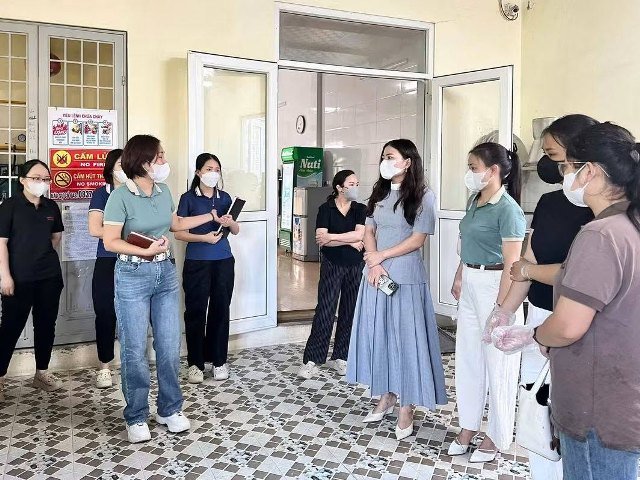 Đoàn kiểm tra giám sát an toàn thực phẩm một trường mầm non trên địa bàn phường Trường Vinh. Đoàn kiểm tra giám sát an toàn thực phẩm một trường mầm non trên địa bàn phường Trường Vinh.