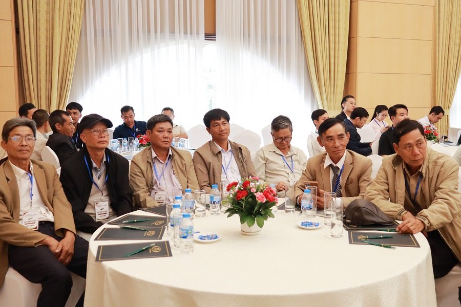 Các đại biểu tham dự Đại hội, đại diện cho các doanh nghiệp, hợp tác xã, trang trại và hộ sản xuất cà phê trên địa bàn tỉnh . Các đại biểu tham dự Đại hội, đại diện cho các doanh nghiệp, hợp tác xã, trang trại và hộ sản xuất cà phê trên địa bàn tỉnh .