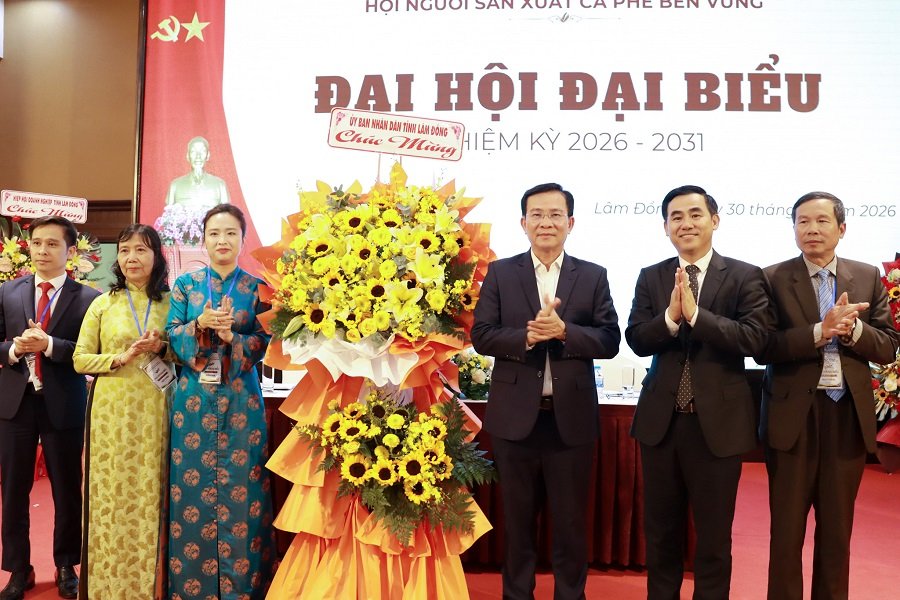 Chủ tịch UBND tỉnh Hồ Văn Mười tặng hoa chúc mừng Đại hội. (Ảnh: Cổng TT Lâm Đồng) Chủ tịch UBND tỉnh Hồ Văn Mười tặng hoa chúc mừng Đại hội. (Ảnh: Cổng TT Lâm Đồng)