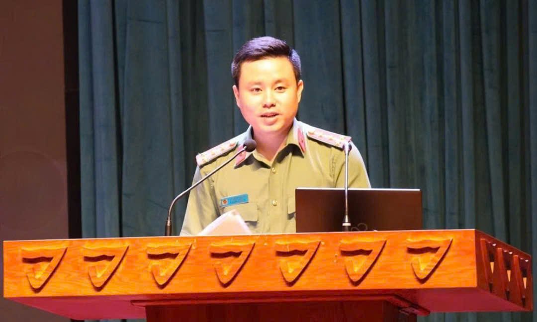 Đại úy Lê Hoài Thanh, Phó Giám đốc Trung tâm An ninh mạng (Bộ Công an) trình bày chuyên đề tại hội nghị. Đại úy Lê Hoài Thanh, Phó Giám đốc Trung tâm An ninh mạng (Bộ Công an) trình bày chuyên đề tại hội nghị.