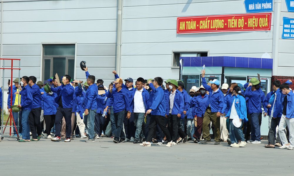 Diễn tập tình huống công nhân đình công, biểu tình đòi doanh nghiệp chi trả chế độ. Diễn tập tình huống công nhân đình công, biểu tình đòi doanh nghiệp chi trả chế độ.