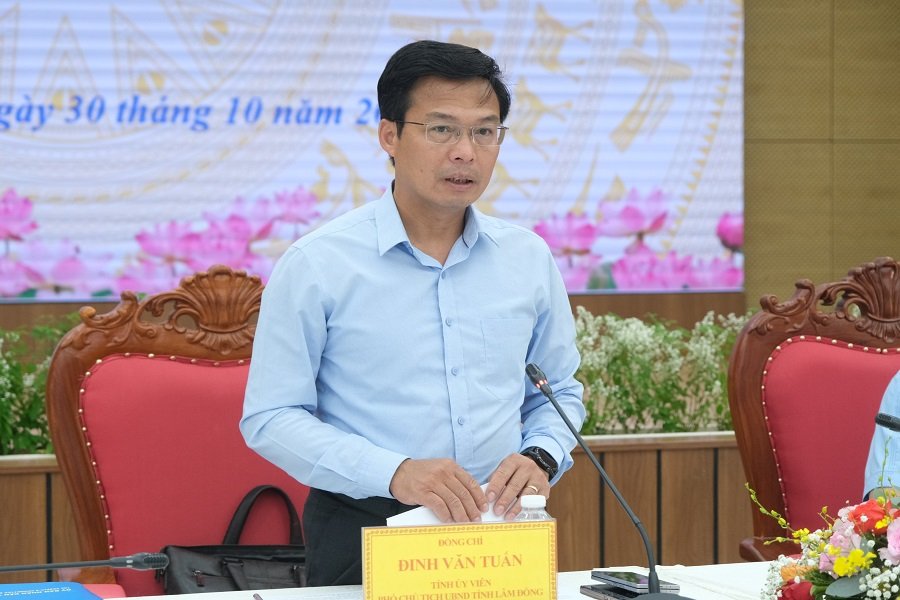 Đồng chí Đinh Văn Tuấn – Tỉnh ủy viên, Phó Chủ tịch UBND tỉnh, Trưởng Ban Công tác dân số tỉnh phát biểu tại buổi làm việc Đồng chí Đinh Văn Tuấn – Tỉnh ủy viên, Phó Chủ tịch UBND tỉnh, Trưởng Ban Công tác dân số tỉnh phát biểu tại buổi làm việc