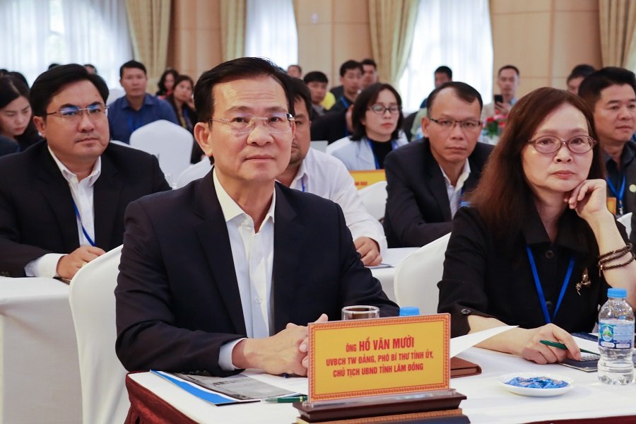 Ông Hồ Văn Mười, Ủy viên Ban Chấp hành Trung ương Đảng, Phó Bí thư Tỉnh ủy, Chủ tịch UBND tỉnh; bà Nguyễn Thị Minh Châu, Tổng Thư ký Hiệp hội Cà phê - Ca cao Việt Nam tham dự Đại hội. Ông Hồ Văn Mười, Ủy viên Ban Chấp hành Trung ương Đảng, Phó Bí thư Tỉnh ủy, Chủ tịch UBND tỉnh; bà Nguyễn Thị Minh Châu, Tổng Thư ký Hiệp hội Cà phê - Ca cao Việt Nam tham dự Đại hội.