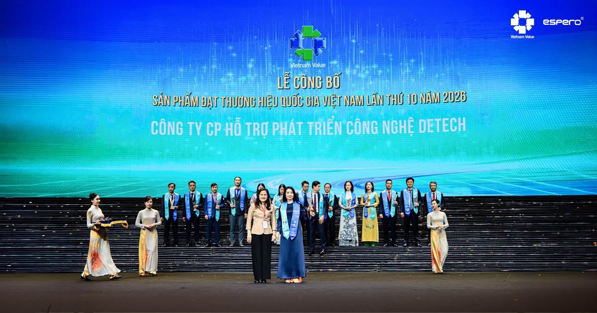 Đại diện DETECH nhận giải thưởng