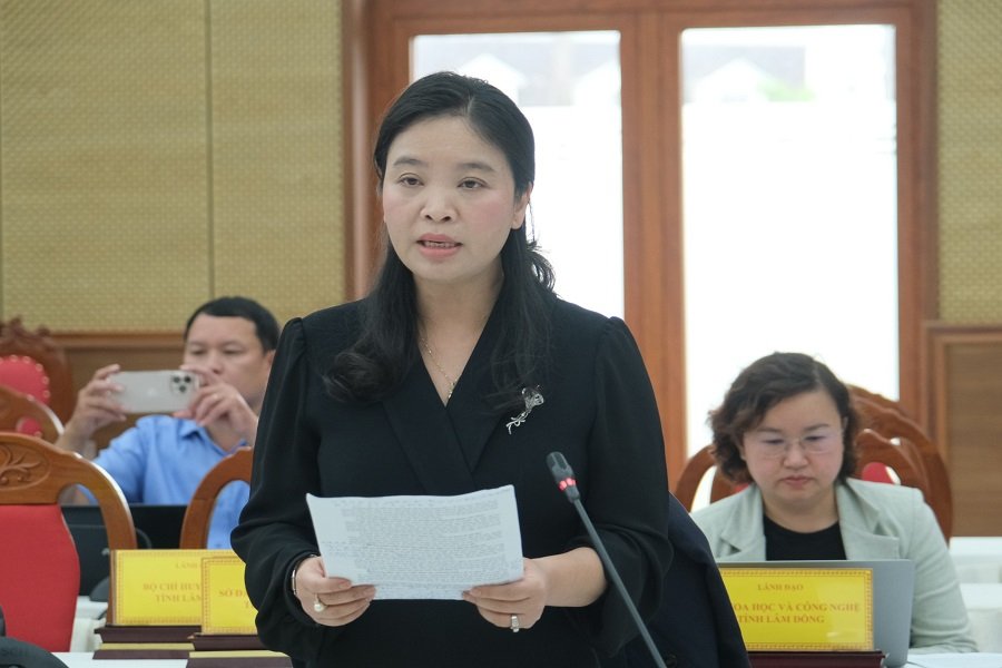 Giám đốc Sở Y tế Huỳnh Thị Phương Duyên báo cáo tại buổi làm việc. Giám đốc Sở Y tế Huỳnh Thị Phương Duyên báo cáo tại buổi làm việc.