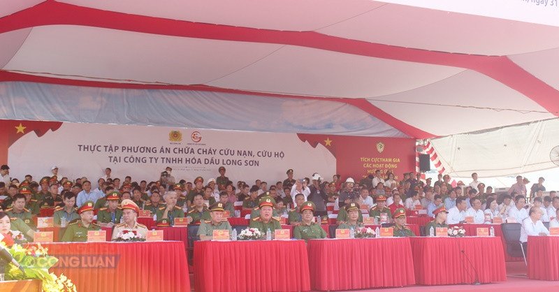 Đại biểu tham dự và trực tiếp theo dõi thực hành tình huống diễn tập Đại biểu tham dự và trực tiếp theo dõi thực hành tình huống diễn tập