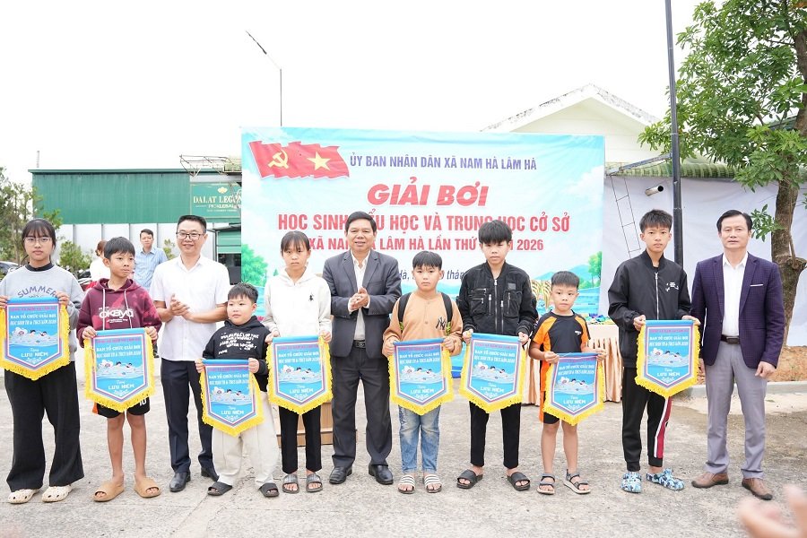 Ban Tổ chức đã trao cờ lưu niệm cho các đơn vị tham gia giải nhằm ghi nhận tinh thần đoàn kết, giao lưu và học hỏi giữa các trường học, tạo khí thế phấn khởi trước khi bước vào các nội dung thi đấu. Ban Tổ chức đã trao cờ lưu niệm cho các đơn vị tham gia giải nhằm ghi nhận tinh thần đoàn kết, giao lưu và học hỏi giữa các trường học, tạo khí thế phấn khởi trước khi bước vào các nội dung thi đấu.