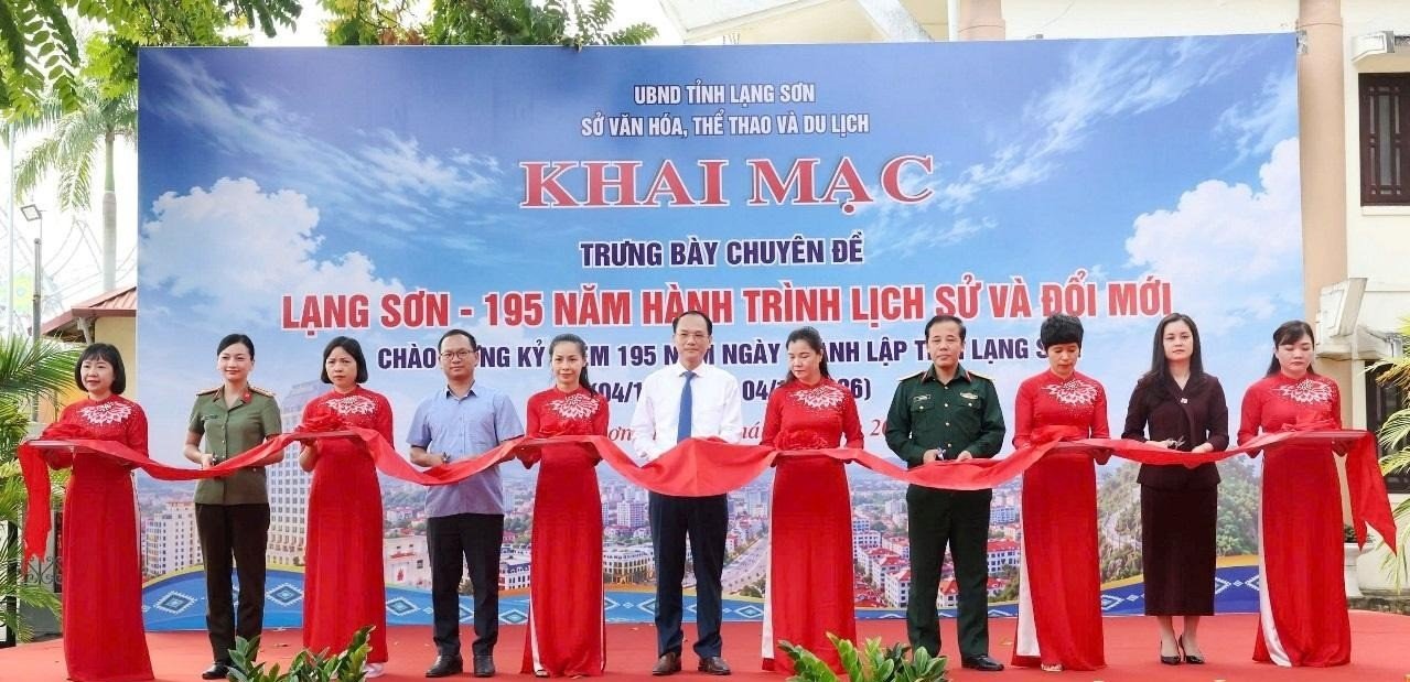Các đại biểu thực hiện nghi thức cắt băng khai trương Các đại biểu thực hiện nghi thức cắt băng khai trương