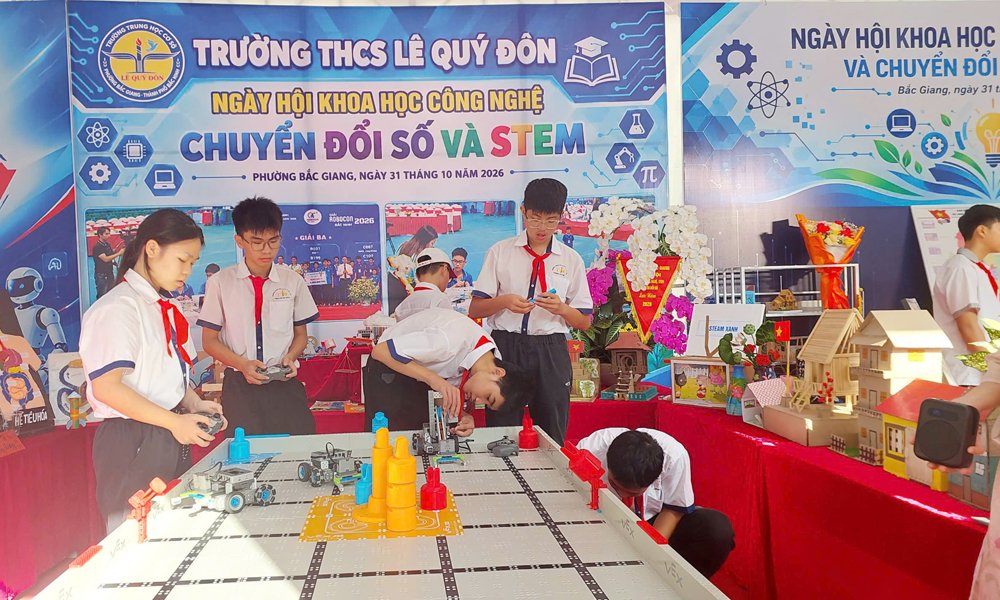 Học sinh Trường Trung học cơ sở L&ecirc; Qu&yacute; Đ&ocirc;n trải nghiệm c&aacute;ch thức vận h&agrave;nh những sản phẩm, m&ocirc; h&igrave;nh s&aacute;ng tạo.