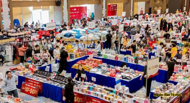 Người tiêu dùng có thêm cơ hội mua sắm hàng hiệu với ưu đãi hấp dẫn. Người tiêu dùng có thêm cơ hội mua sắm hàng hiệu với ưu đãi hấp dẫn.
