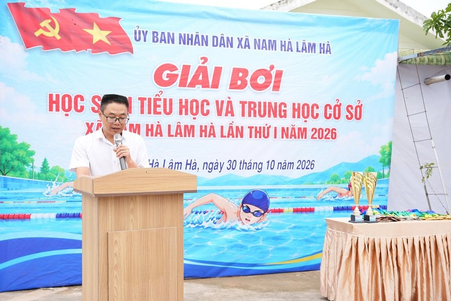 Ông Nguyễn Phương Nam, Phó Chủ tịch UBND xã phát biểu khai mạc Giải bơi học sinh tiểu học và THCS lần thứ I năm 2026. Ông Nguyễn Phương Nam, Phó Chủ tịch UBND xã phát biểu khai mạc Giải bơi học sinh tiểu học và THCS lần thứ I năm 2026.