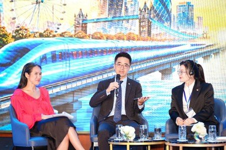 Ông Cyrus Hsu - Phó Tổng Giám đốc Kinh doanh Kênh Đại lý, Prudential Việt Nam chia sẻ tại phiên thảo luận về nâng cao chất lượng tư vấn và trải nghiệm khách hàng Ông Cyrus Hsu - Phó Tổng Giám đốc Kinh doanh Kênh Đại lý, Prudential Việt Nam chia sẻ tại phiên thảo luận về nâng cao chất lượng tư vấn và trải nghiệm khách hàng