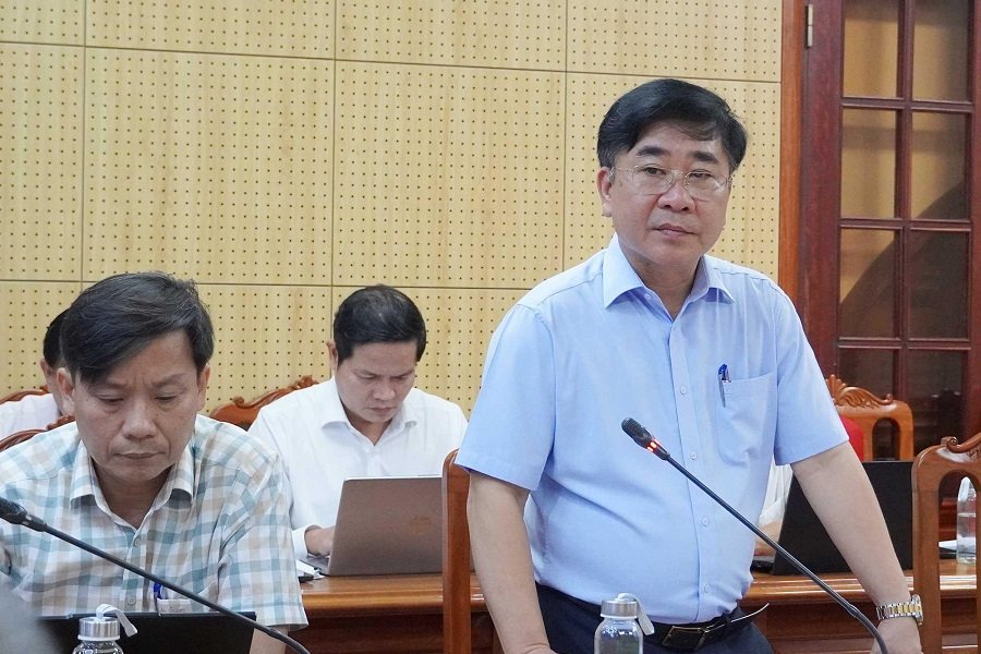 Trưởng Ban Quản lý Khu kinh tế tỉnh Quảng Trị Phạm Quang Long báo cáo tại buổi làm việc Trưởng Ban Quản lý Khu kinh tế tỉnh Quảng Trị Phạm Quang Long báo cáo tại buổi làm việc