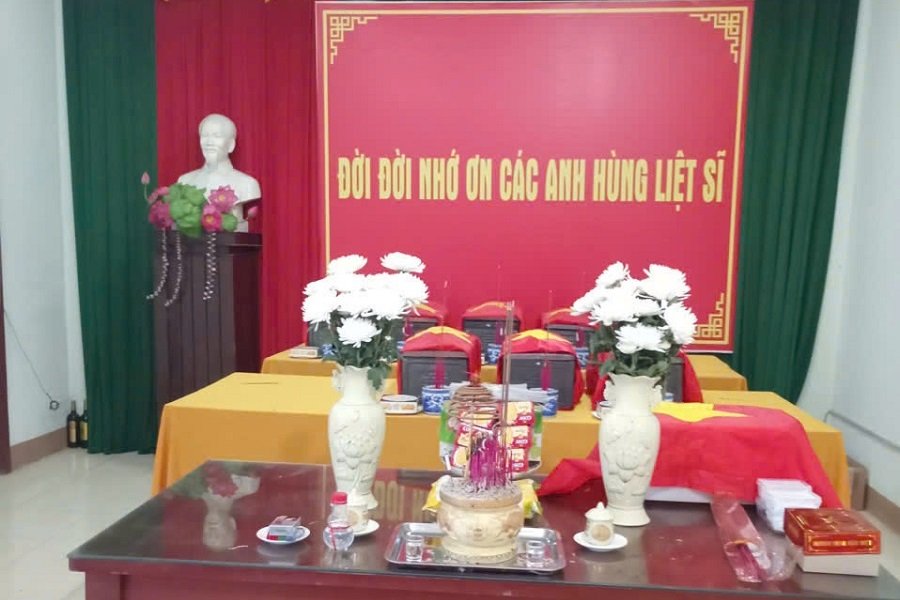 C&aacute;c h&agrave;i cốt liệt sĩ đang được chăm s&oacute;c, hương kh&oacute;i tại đơn vị Đội t&igrave;m kiếm, quy tập h&agrave;i cốt liệt sĩ số 2