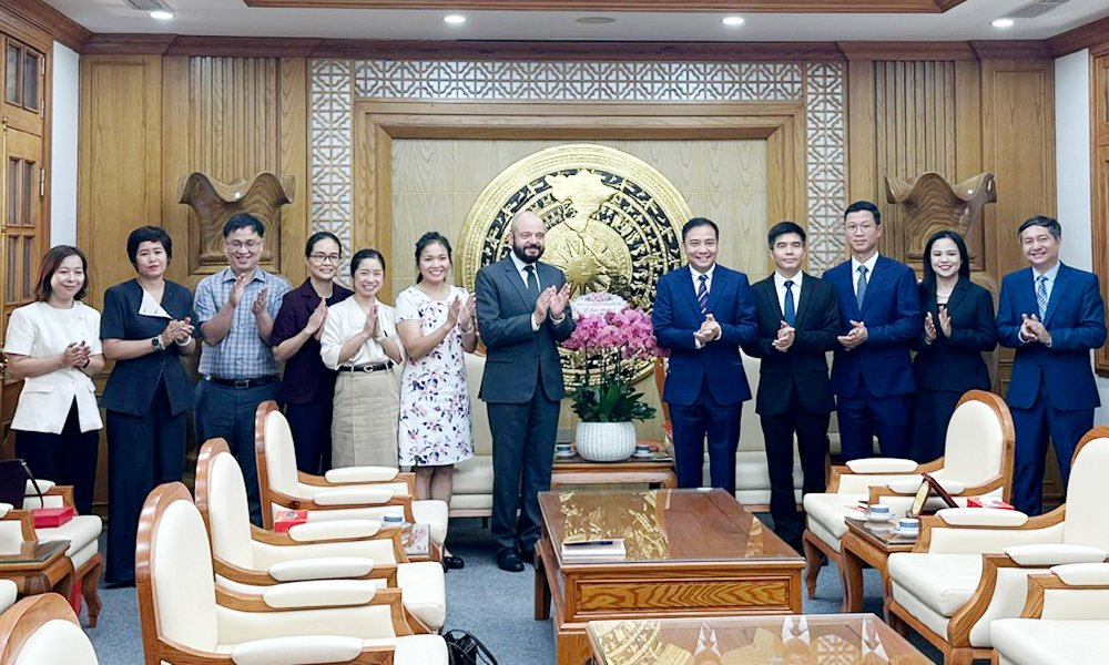 Đồng ch&iacute; Đ&agrave;o Thanh Trường c&ugrave;ng c&aacute;c đại biểu th&agrave;nh phố Bắc Ninh v&agrave; đo&agrave;n c&ocirc;ng t&aacute;c của Quỹ Rosa Luxemburg Stiftung tại buổi l&agrave;m việc.