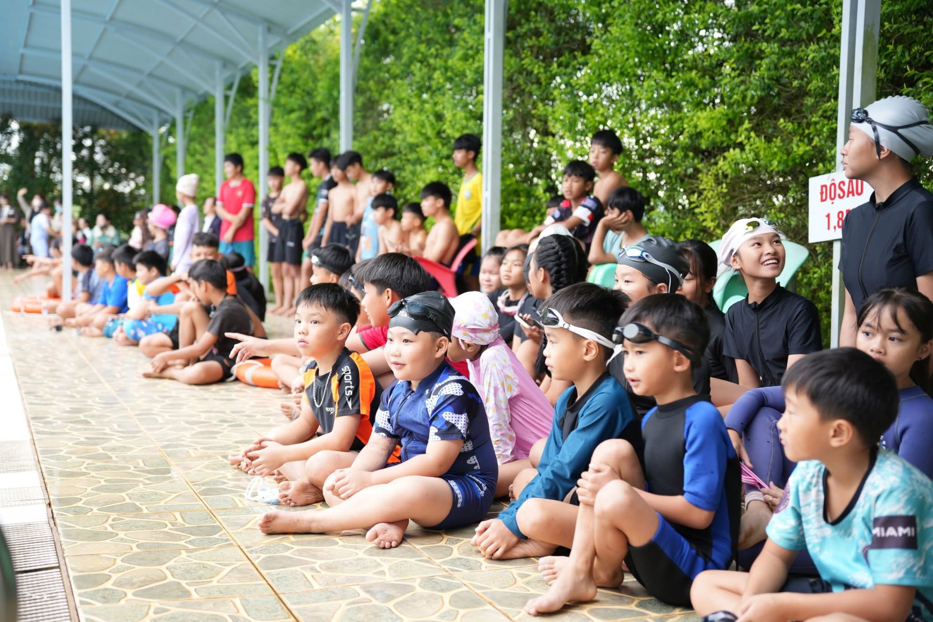 Giải đấu đã diễn ra trong không khí sôi nổi, vui tươi, tạo sân chơi bổ ích, lành mạnh và góp phần thúc đẩy phong trào tập luyện thể dục, thể thao trong trường học. Giải đấu đã diễn ra trong không khí sôi nổi, vui tươi, tạo sân chơi bổ ích, lành mạnh và góp phần thúc đẩy phong trào tập luyện thể dục, thể thao trong trường học.