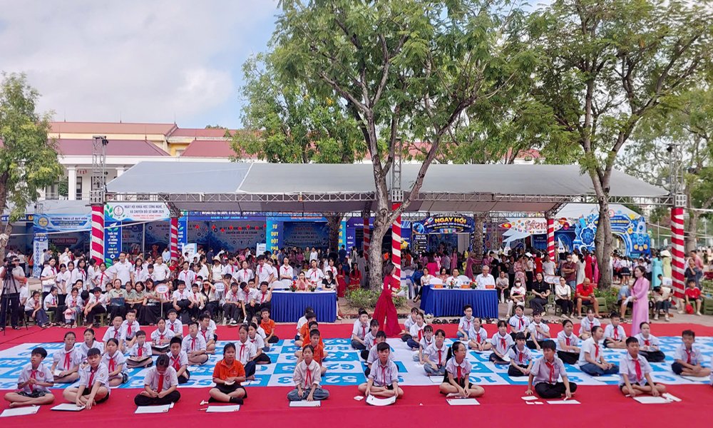 Học sinh khối tiểu học tham dự thi 