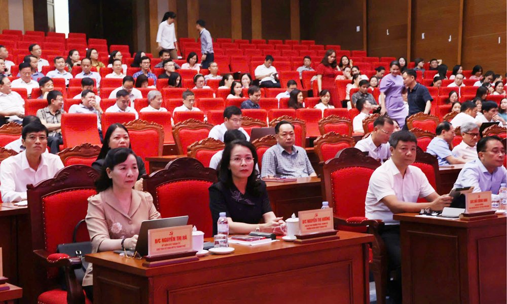 Các đồng chí lãnh đạo thành phố và đại biểu tham dự tập huấn. Các đồng chí lãnh đạo thành phố và đại biểu tham dự tập huấn.
