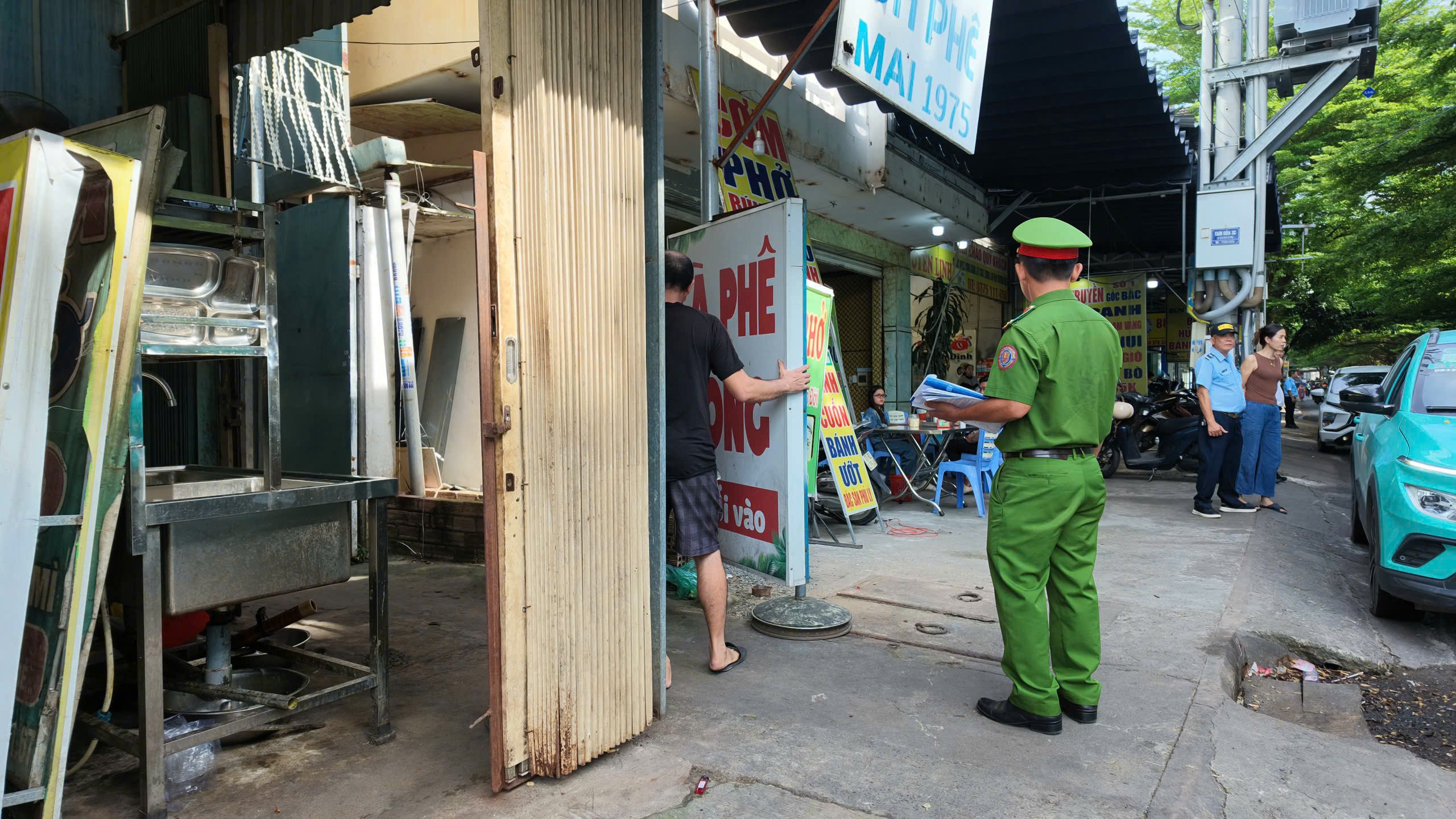 Lực lượng chức năng tuyên truyền, nhắc nhở người dân và các hộ kinh doanh chấp hành quy định về trật tự đô thị. Ảnh: Ngọc Thanh Lực lượng chức năng tuyên truyền, nhắc nhở người dân và các hộ kinh doanh chấp hành quy định về trật tự đô thị. Ảnh: Ngọc Thanh