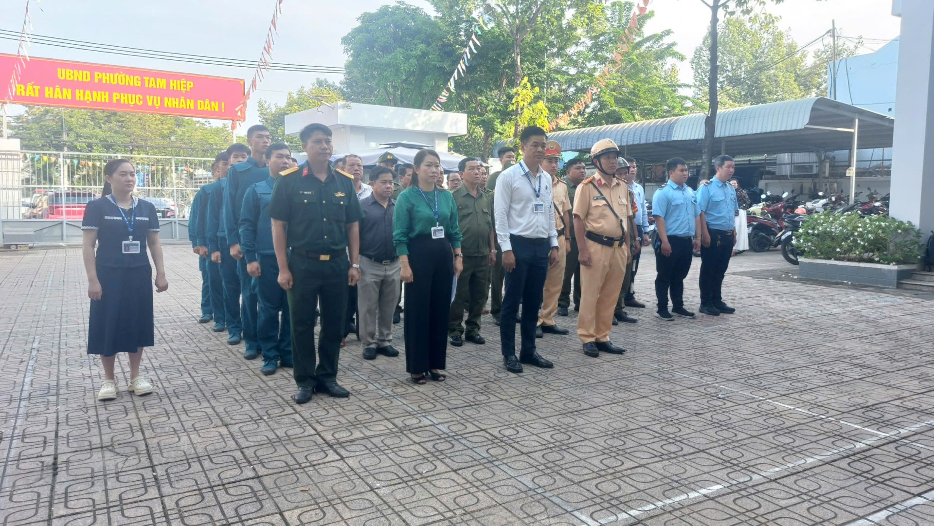 Lãnh đạo UBND phường Tam Hiệp cùng các lực lượng chức năng tại lễ ra quân bảo đảm trật tự đô thị quanh Bệnh viện Đa khoa Đồng Nai. Ảnh: Ngọc Thanh Lãnh đạo UBND phường Tam Hiệp cùng các lực lượng chức năng tại lễ ra quân bảo đảm trật tự đô thị quanh Bệnh viện Đa khoa Đồng Nai. Ảnh: Ngọc Thanh
