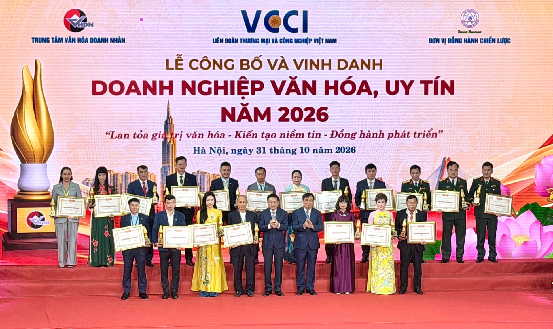 Đại diện c&aacute;c doanh nghiệp nhận danh hiệu Top 20 năm 2026.