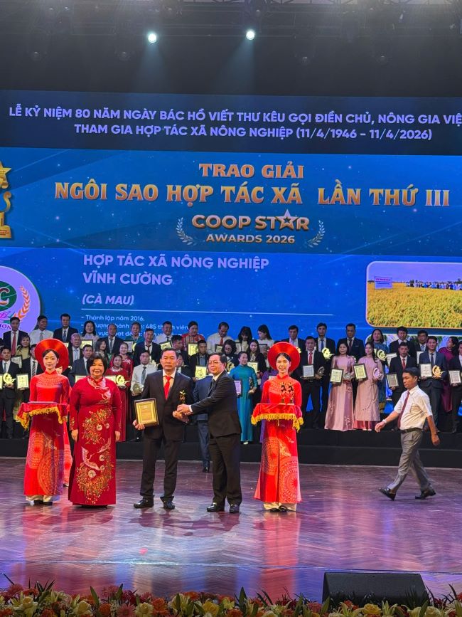 Đại diện HTX N&ocirc;ng nghiệp Vĩnh Cường Nhận Giải &ldquo;Ng&ocirc;i sao Hợp t&aacute;c x&atilde; - CoopStar Awards&rdquo; năm 2026