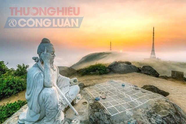 Từ Đỉnh B&agrave;n Cờ, to&agrave;n bộ khung cảnh TP. Đ&agrave; Nẵng như được quy tụ, tạo cảm gi&aacute;c như lạc v&agrave;o chốn bồng lai ti&ecirc;n cảnh. Ảnh Huỳnh Sơn