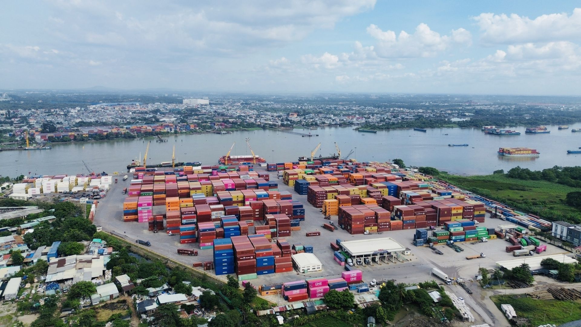 Hạ tầng logistics và kết nối giữa các phương thức vận tải chưa đồng bộ khiến thời gian lưu thông hàng hóa kéo dài, phát sinh thêm chi phí và ảnh hưởng đến sức cạnh tranh của doanh nghiệp Việt Nam. Ảnh minh hoạ (Internet) Hạ tầng logistics và kết nối giữa các phương thức vận tải chưa đồng bộ khiến thời gian lưu thông hàng hóa kéo dài, phát sinh thêm chi phí và ảnh hưởng đến sức cạnh tranh của doanh nghiệp Việt Nam. Ảnh minh hoạ (Internet)