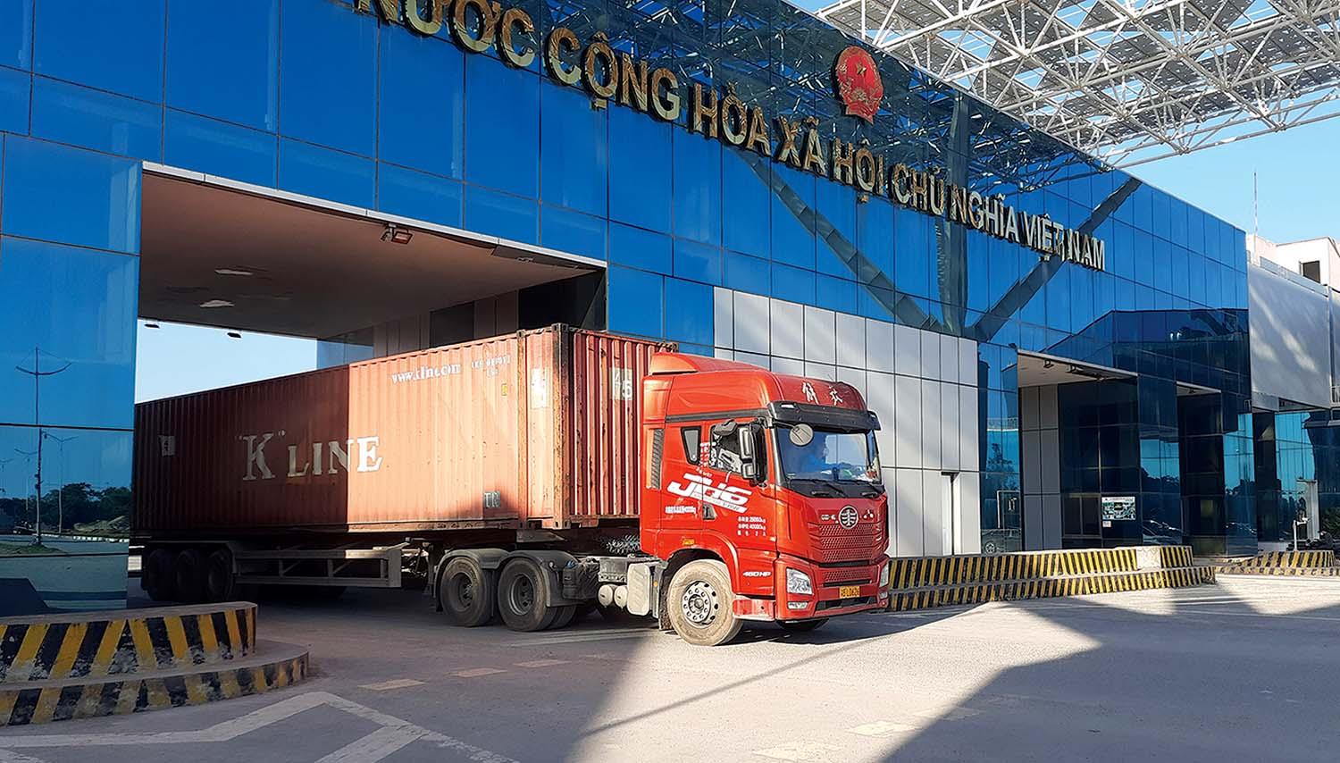 Hoạt động vận chuyển h&agrave;ng h&oacute;a xuất nhập khẩu tại khu vực Cửa khẩu quốc tế M&oacute;ng C&aacute;i, Quảng Ninh. Ảnh: B&aacute;o Lao Động.